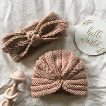Load image into Gallery viewer, Knitted Beanie & Bow Set