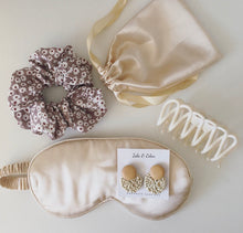 Load image into Gallery viewer, Boho Floral Mum Gift Box