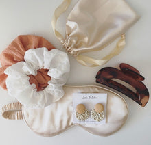 Load image into Gallery viewer, Boho Classic Mum Gift Box