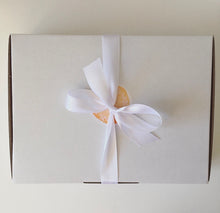 Load image into Gallery viewer, Boho Floral Mum Gift Box