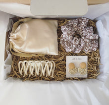 Load image into Gallery viewer, Boho Floral Mum Gift Box