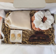 Load image into Gallery viewer, Boho Classic Mum Gift Box