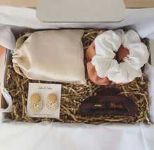 Load image into Gallery viewer, Boho Classic Mum Gift Box
